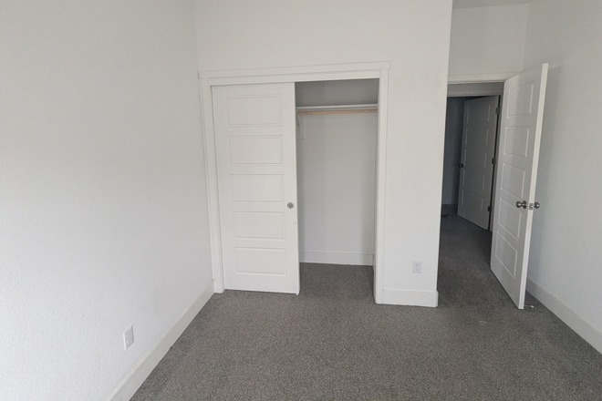 Bedroom with closet - One room for rent close to campus Townhome