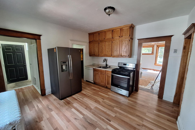 Kitchen - Multi-unit Dutch Colonial overlooking Bemis Park, 10 minutes from Campus House