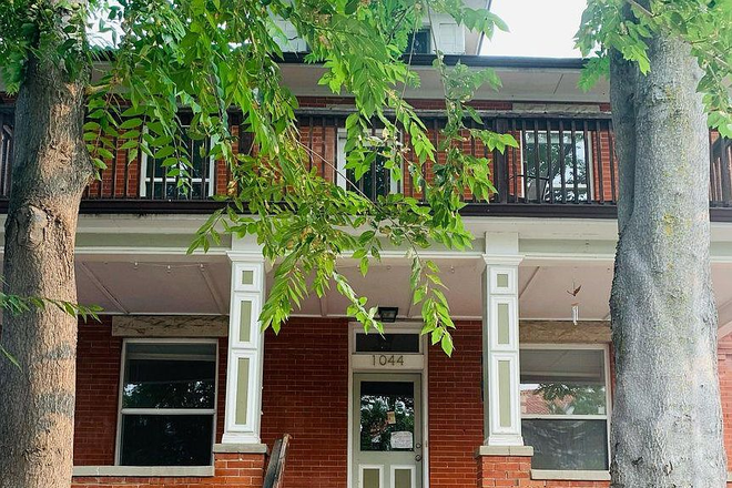 Outside street view. - Spring/Summer Sublease (1044 Pleasant St) House on The Hill!