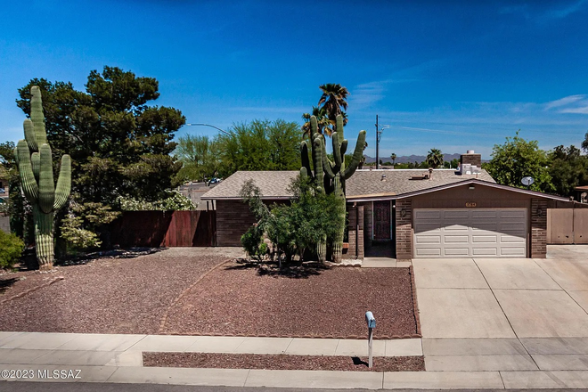 Front - 3rd female roommate needed: 3 bed/2 bath house, garage parking included, great neighborhood