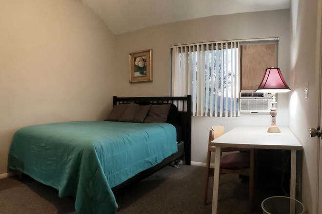 Queen bed, large workspace, west-facing window (sunsets) - Large Room, Queen Bed, Vaulted Ceiling, 153 sq ft, shared bath (with only 1 other person) Condo