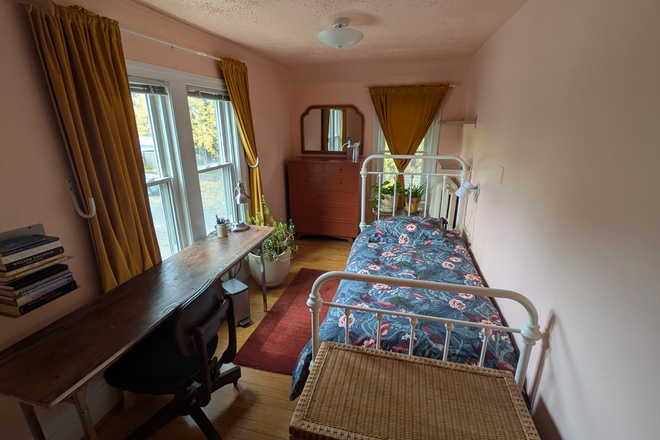 Furnished Bedroom - Room For Rent Close to Campus