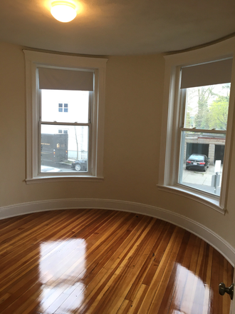 Hub Realty - Spectacular 3 bedroom, on side street, handy to the green line T