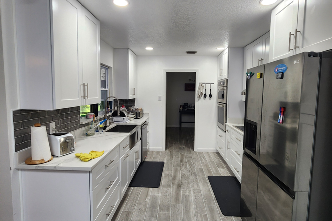 Newly renovated kitchen - 1 bedroom available with parking House