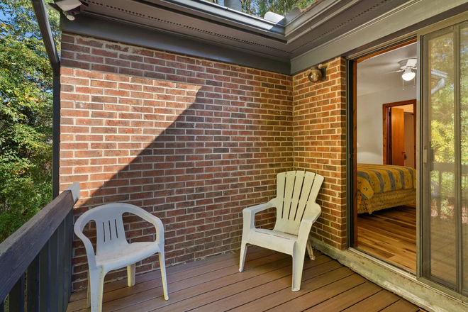 Balcony - Double Room with Private Balcony Walk to Campus Townhome