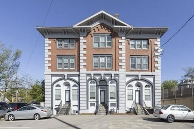 in front of the unit (middle) - Apartment with 4 bedrooms looking for 1 roommate