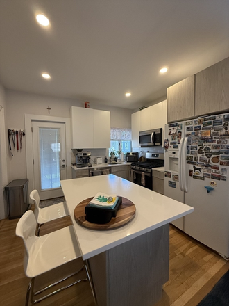 . - MODERN 3 Bed/2 Bath w/LAUNDRY in Unit - Avail 10/1!