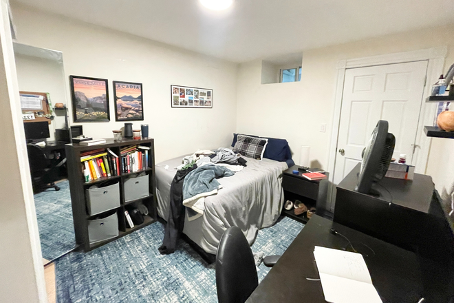 bed - 6 Bed 2.5 Bath No Brokers Fee House
