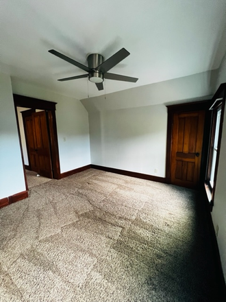 upstairs bedroom room - 4 BED 2 BATH HOUSE. DOUBLE LOT