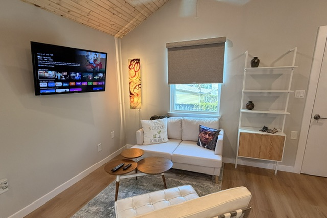 TV/sitting area - Newly Remodeled, Fully Furnished Garage Apartment – prime east end location