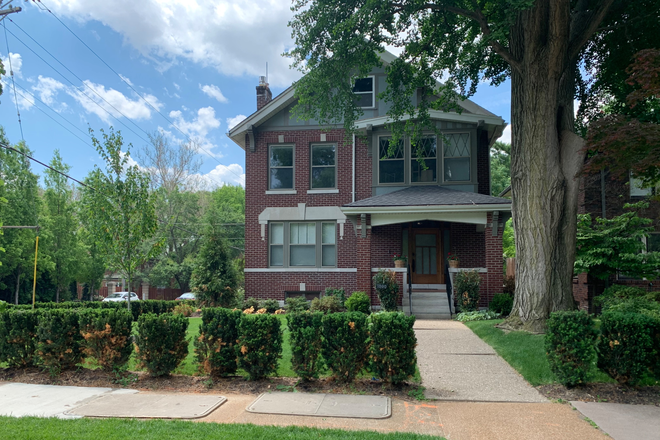 Walkway to front porch - 7000 Kingsbury Perfect for WashU Students House