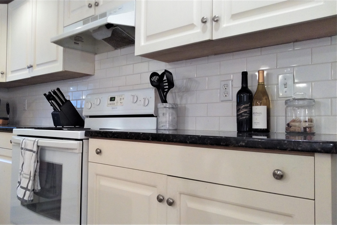 Kitchen - Fantastic 3 br 1 ba Lake House less than 10 min to Campus