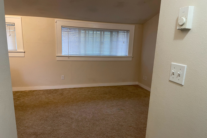 Entrance - One Bedroom Duplex Unit One Block From Campus Duplex