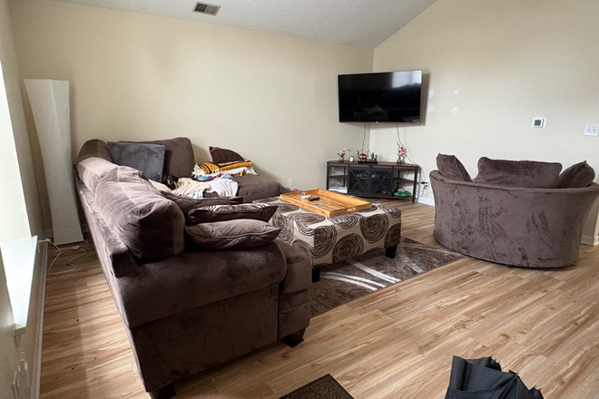 Living Room - Cheswick Village Apartments