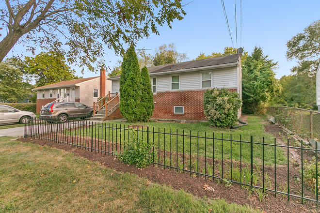 Street view - 5013 Quebec Street: 6 bedroom, 3 bath house in Berwyn.  Walk to campus!