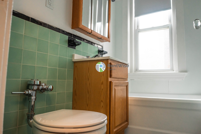 1 - AVAIL NOW-HUGE 2 Rm Studio. H/HW inc. Cat ok. No Broker Fee! Apartments