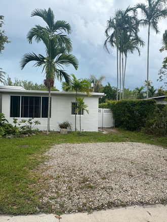 Parking Spot and Entrance on right - Dira 2 House