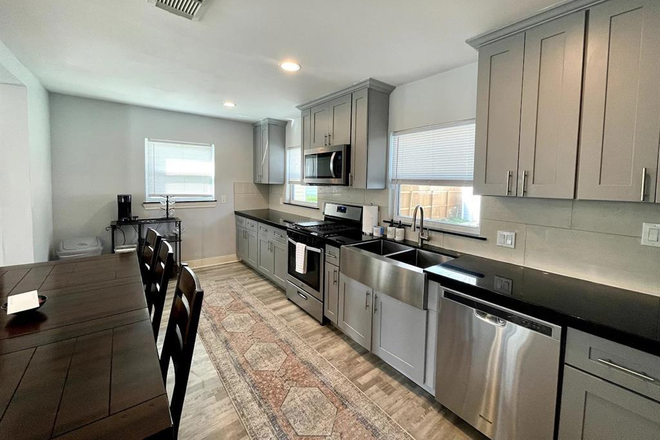 Kitchen - Safe, Affordable, and Convenient Bedroom near University of Houston and Rice University House