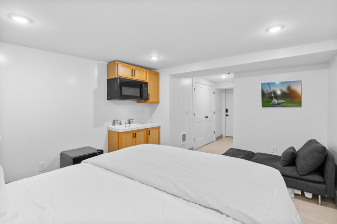 Studio - Cozy Studio Apartments - Full Private Bathroom and Kitchenette!