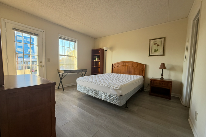 Bed 1 - Private Garage, 3-minutes from Campus, Parking Included- Law Students/Graduate/PhD Candidates