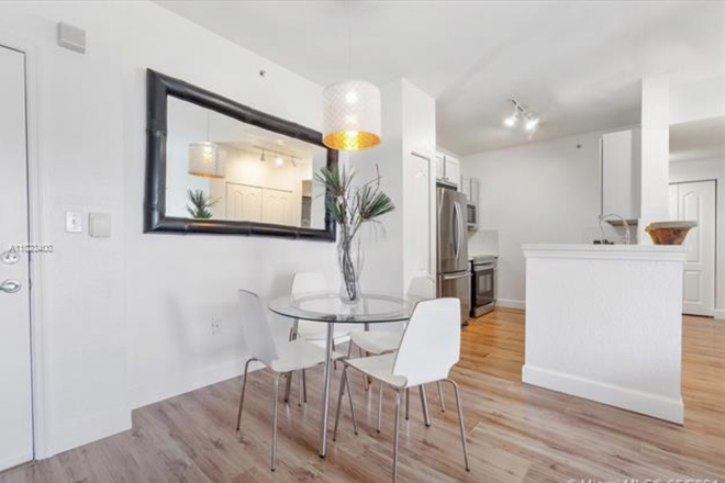 living room - FURNISHED 3 BEDROOMS, renovated, close to campus Condo