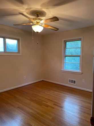 Bedroom - Main Bedroom for Rent - 10 mins to Campus - Utilities included House