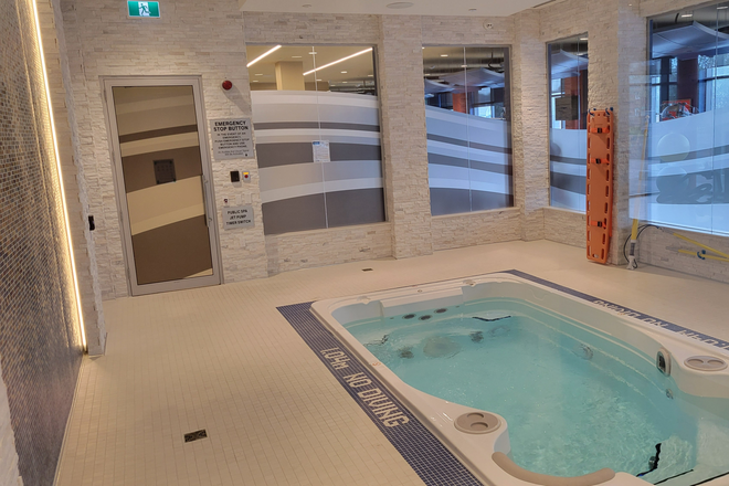 Hot tub - Modern Furnished 1 BD + Den /1.5 BACondo in North York | Free Parking & Fast Wi-Fi