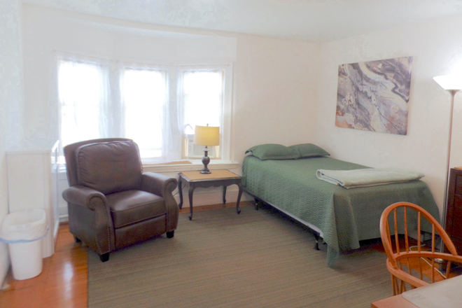 Room 1 - Tufts - Huge Furnished Room w/AC All Included