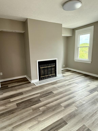 Bedroom 1 - FREE OFF STREET PARKING, PET FRIENDLY, DUPLEX BY CAMPUS Duplex