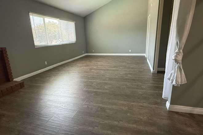 Master bedroom - Walk-to-Campus and Dodge College 5 bedroom Pool Home
