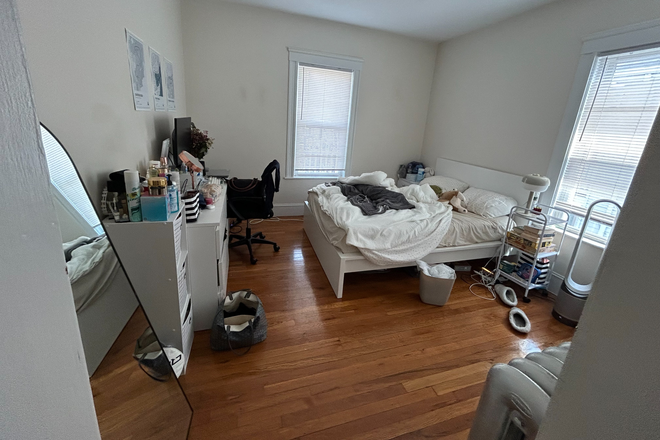 Bedroom (Sorry for the mess; the previous tenants have not moved out yet) - Summer Sublet: 17 Berwick Rd.