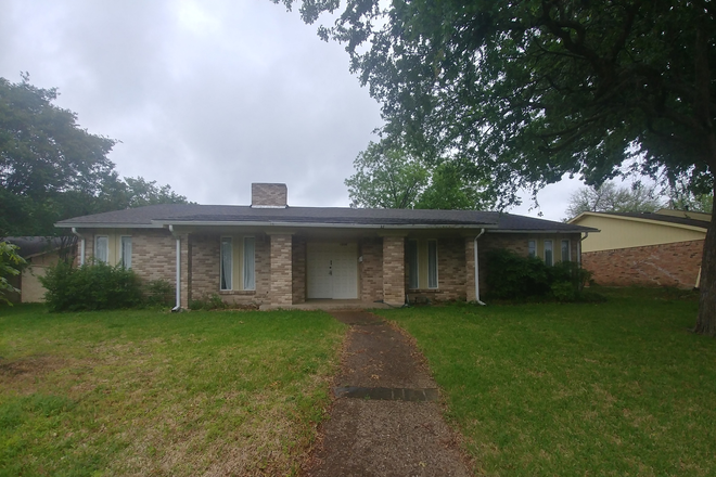 Outside - 1506 North Waterview Drive, 15 minute walk from UTD Campus