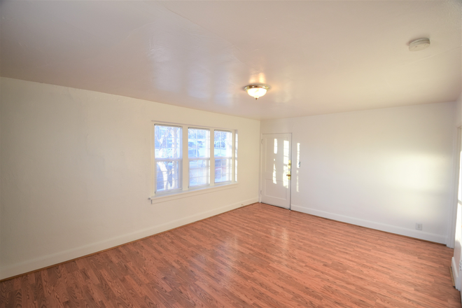 Living Room - 1305 Euclid Ave. (1BR/ 1BA) Apartments