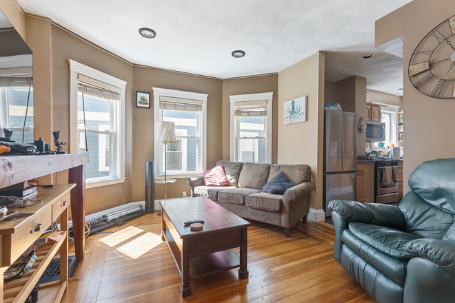 living room - 4bed/2bath 0.5 miles to Tufts, in unit laundry, Davis Square red line, parking Apartments