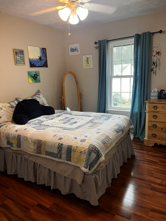 Furnished Private Bedroom with Dresser - Quiet Furnished Town House With Cats