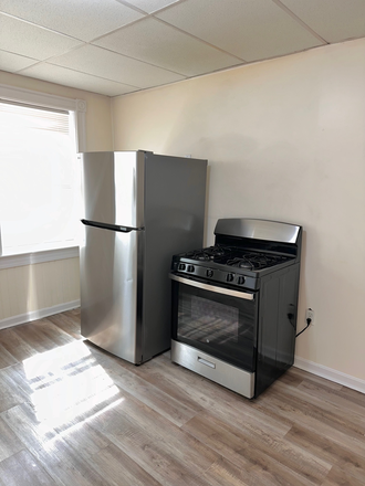Kitchen - 3 Bedroom Available One Block from UML North Campus Apartments