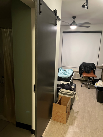 Bedroom&Bathroom - Hub State Street Apartments