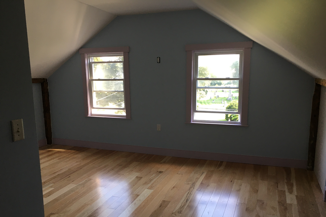 Top floor - Large, well cared for 3-4 BDRM in residential neighborhood Duplex