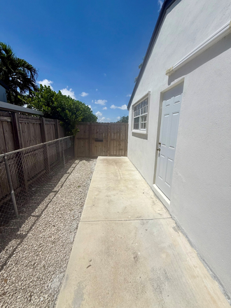 Private entrance and small patio - New Studio Unit Available Minutes from Campus