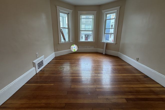 1 - JUNE 2027 - Bright and spacious 3 bed/1 Bath No Fee! Duplex