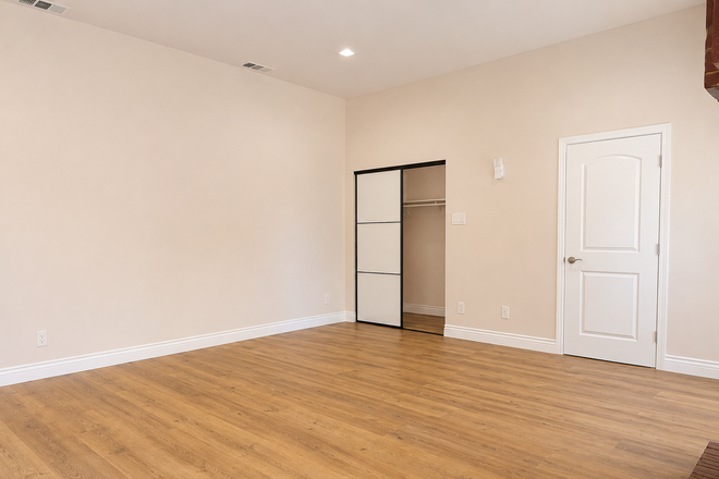 Room - Quiet Private Guest Suite with Separate Entrance House