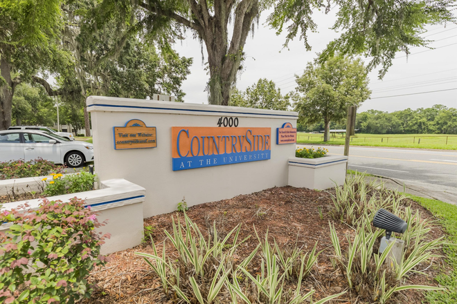 Entrance to the community - Countryside At University - Hugh House