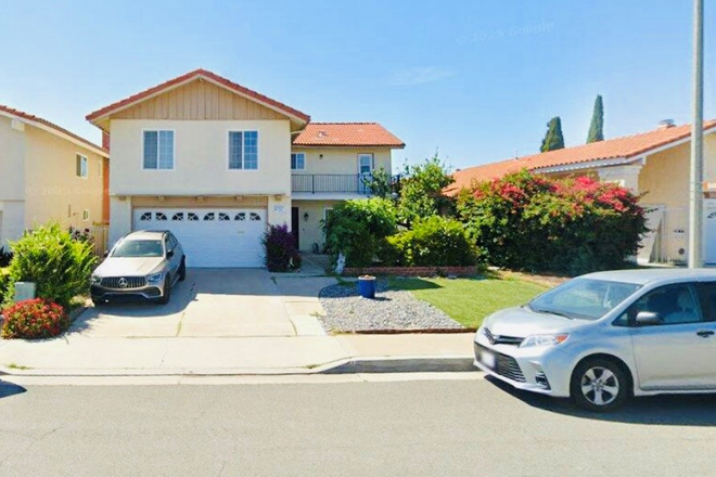 Outside Street View - Room Available Now – Perfect for Students/Professionals! House