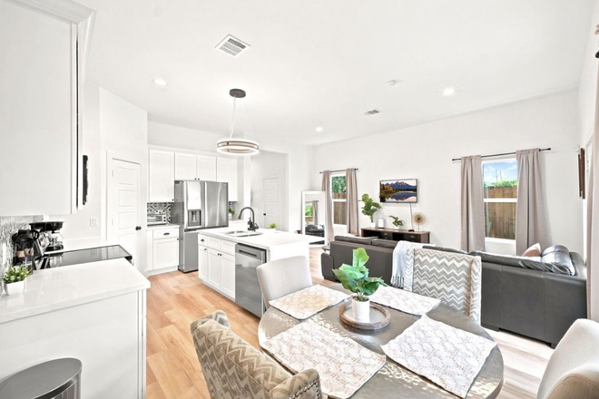 Kitchen - 4 bedroom / 2.5 bathroom Fully Furnished Townhome
