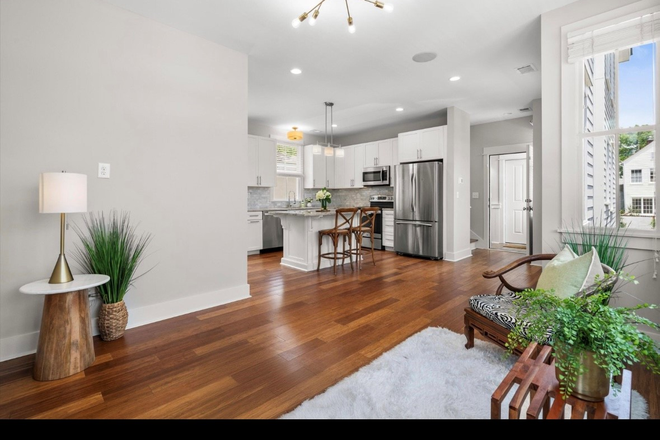 sitting area - New 3 bedroom, 3 bath condo with tons of storage - Very close to campus
