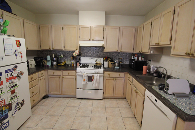 2 - 1 bed in 4 bed, 2 bath apartment just 3 blocks to the Porter T.