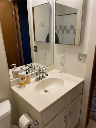 Bathroom - Townhome close to campus and busses