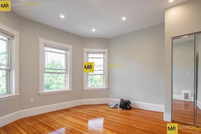 Call NOW for showings! 617-236-8600 - HYDE PARK AVE - WONDERFUL JAMAICA PLAIN 4 BED 2 BATH W/ LAUNDRY IN THE BUILDING! *AVAIL 9/01/2025* Apartments