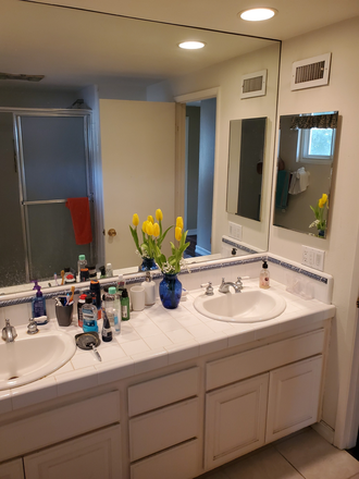 shared bathroom with one male UCI graduate student - Turtlerock Home - bike to UCI (Bicycle, utilities, High Speed WiFi included)