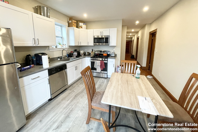 . - 4 bedroom on the Hill across from Fitzgerald Park. Large bedrooms, Bay windows Apartments